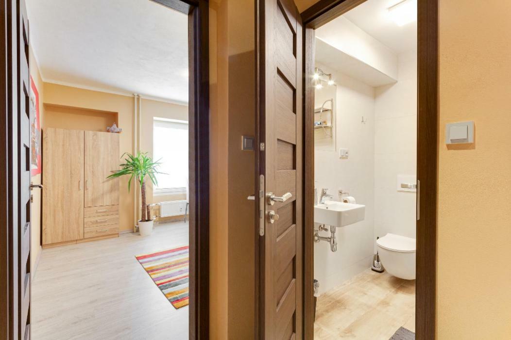 Cozy Room At Metro Station, Private Bathroom, 9Minutes Oldtown, 15Minutes Airport, Wifi Prague Exterior photo